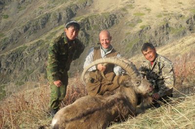 Gamekeeper Hunting Tours prøver selv nye områder af, før de sender kunder afsted. Her har Henrik Mortensen nedlagt en siberisk stenbuk under sin prøvetur til Kazakhsta
