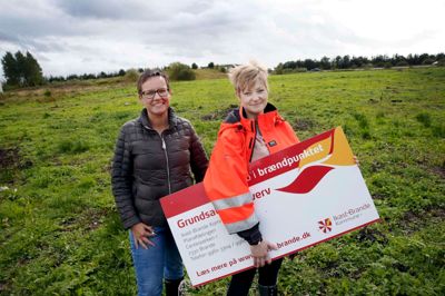 To kvinder på gåtur i naturen? Nej det er projektleder Lone Hyldig Jaszczak (th) fra kommunens planafdeling og teamleder i kommunens erhvervsafdeling, Lone Jager Neldeberg, der er på vej med et skilt, som reklamerer på erhvervsjord ved Lene Haus Vej i Ikast ?Foto: Flemming Hansen