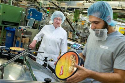 Supply chain direktør Tove Kjeldsen her sammen med Zahed Yabrak, der som flygtning har fået arbejde på Kelsen Group. ?Foto: Tom Laursen