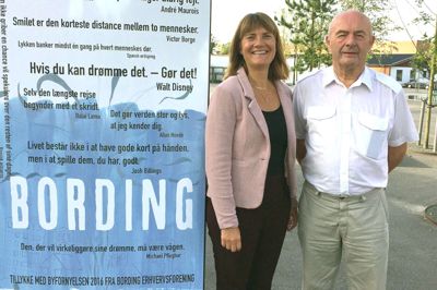 Spidskandidat Annette Mosegaard byder Tonny Høegh Poulsen velkommen på kandidatholdet. ?Privatfoto