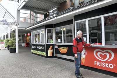 Indehaver Kurt Grove fra »Varme Strøg« var torsdag morgen i gang med at måle grillboden op. Den kan nu være på vej til Viborg. Foto: Aske Visser Ottosen