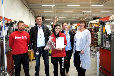 Johanna Spælling Andersen blev overrasket med årets fagprøvepris af butikschef for Jem & Fix i Ikast Kenneth Møller Andersen, regionschef fra Jem & Fix Jimmy Knudsen, uddannelsesleder fra Herningsholm Erhvervsskole Mona Syndergaard og sektorformand for HK Handel Susanne Sommerlund. ?Foto: Herningsholm