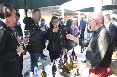 Jens Arne Krøjgaard Poulsen skænkede bourgogne-vine op.
