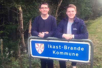 Casper Nørgaard tv sammen med sin ven og byrådskandidat Stefen Klitgaard på tur rundt i kommunen foto: privat