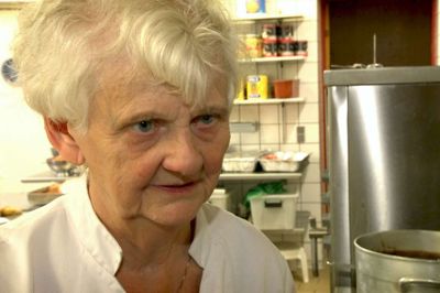 Ruth Madsen er 85 år og stadig aktiv på Pårup Kro. Hun bor stadig i en lejlighed på første sal af kroen.