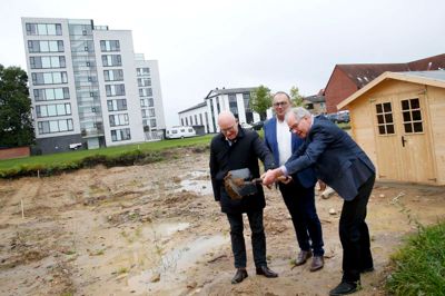 Tre aktører står bag de nye boliger: Strikkeriet: Fra venstre Ikast-Brandes borgmester Carsten Kissmeyer, direktør i IB Ejendomme, Bo Jensen og formanden for boligselskabet Fruehøjgård, Steen Jonassen ?foto: Flemming Hansen