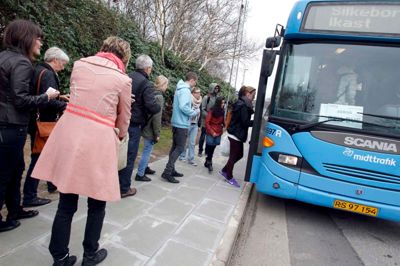 Skal man med tog til Aarhus i weekenden, skal man mellem Silkeborg og Ry skifte til togbus. Det forlænger ikke kun den samlede rejsetid med en halv time, men betyder også ændrede afgangs- og ankomsttider for samtlige tog i Herning, Birk, Hammerum, Ikast, Bording, Engesvang og Silkeborg fra fredag aften til søndag nat. ?Foto: Henrik Ole Jensen
