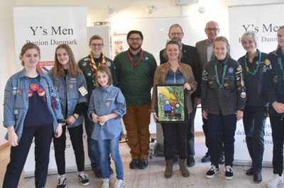 Årets kunstner bag julemærket, Linda Larsen, står her med sit julemærke-maleri, flankeret af fra venstre sine tre døtre, Smilla, Thilde og Puk Søgaard Larsen (FDF i Gludsted/Hampen), Henriette Danielsen og Lasse G. Rasmussen (KFUM-spejderne Ikast), præsident i klubben, Knud Poulsen, formand for julemærke-udvalget, Laurids Madsen og Emma Rosenkilde Ølsgaard, Malene Nørgaard samt Charlotte Lauridsen (DDS i Brande). ?Foto: Steen Hebsgaard