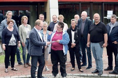 Forud for teknik- og miljøudvalgets møde 13. juni overrakte Lene Fangel på vegne af modstanderne af opsætningen af de 10 vindmøller langs motorvejen knap 450 underskrifter mod møllerne til udvalgsformand Henrik Engedahl (V) ?arkivfoto: Mikael Lund.
