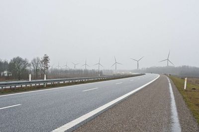 Sådan vil de 10 vindmøller komme til at tage sig ud, når man kommer kørende ad motorvejen mod Brande fra syd. Afstanden til den nærmeste vindmølle på visualiseringen er 1,6 km ?computeranimation fra VVM-redegørelsen