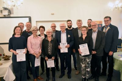 13 lokale projekter og foreninger med gavebrevet i hånden - sammen med til venstre Jakob Lauridsen og Palle Høj fra Ikast Rotary. ?Foto: Steen Hebsgaard