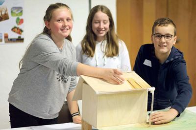 Fra venstre ses Michella, Signe og Jeppe fra 6A på Dalgasskolen, tre fjerdedele af holdet bag "Waterlife"