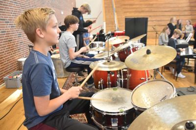 13-årige Jens Christiansen fra Ikast trommede løs. Ifølge ham er det »temmelig luksus« at kunne erstatte skole med musik.