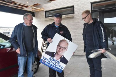 Simon Vanggaard havde far og bedstefar, Klaus Vangaard og Verner Nielsen, med på plakatturen. ?Foto: Steen Hebsgaard