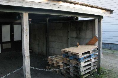 Fornylig blev der under et halvtag tæt på Strøgcentret sat ild til noget papir på paller. En forbipasserende fik slukket ilden. En af de mange episoder, der skaber bekymring i byen. ?Foto: Kim Kristensen