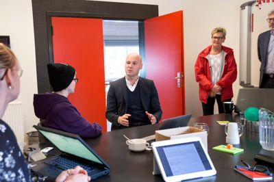Spidskandidat Anders Kühnau (S) får sig en snak med Isak Clausen, der er i gang med et læringsforløb, hvor der blandt meget andet trænes sociale færdigheder.?Foto: Tom Laursen