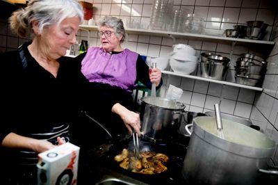 Ulla Thuesen og Ella Rasmussen ved godt, hvordan man laver flæsk. Der blev ikke snakket meget politik i køkkenet. Der var rigeligt andet at give sig til.