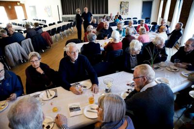 I løbet af formiddagen mødte mange af byens beboere op for at fejre forsamlingshuset. Foto: Flemming Hansen