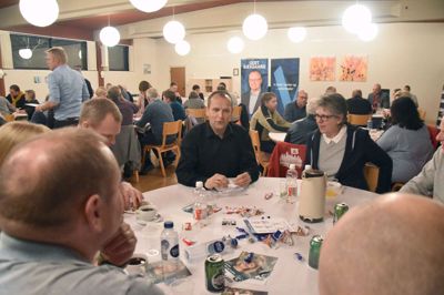 Brian Korsgaard (DF) i dialog med et af bordene.