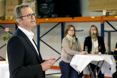 Et nyt træningscenter, Merkurvej 8, Ikast, skal hjælpe langtidsledige med at komme i job. Her er det administrende direktør for Elite Miljø Lars Falkenberg ved indvielsen af centret