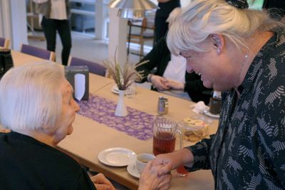 Ældreminister Thyra Frank lagde torsdag eftermiddag vejen forbi Engesvang, hvor hun besøgte Rehabiliteringscenter Ikast-Brande, der har til huse på Dybdalsparken, for at lære, hvordan Ikast-Brande Kommune håndterer opgaven med genoptræning og rehabilitering. Her hilser ministeren på en af beboerne.? Foto: Thomas Vang Nielsen