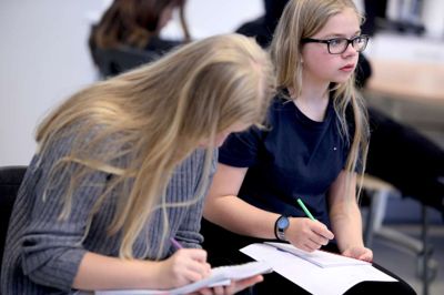 Engagerede unge, der lytter til, hvad de lokale byrådskandidater har til blandt andet lange skoledage og mobilfrie skoler ?foto: Henrik Ole Jensen
