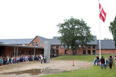 Ejstrupholm Skole har stået uden leder siden august. Nu overvejes det politisk om der skal laves fælles ledelse med Nørre Snede Skole.