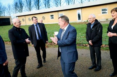 Fra venstre ses borgmester Carsten Kissmeyer (V), borgmesterkandidat Ib Boye Lauritsen, statsminister Lars Løkke Rasmussen, kommunaldirektør Henning Hansen og regionsdirektør hos Elitemiljø Annette Vindstrup. Foto: Flemming Hansen