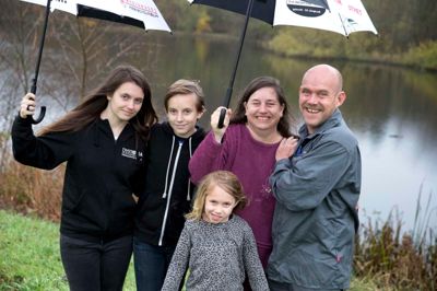 Det store smil er fremme hos familien Johnson Lund fra Gludsted, der nu kan være helt lovlig i Danmark fordi mor og ægtefælle Sharon har fået opholdstilladelse. Fra venstre Sanne, Alex, Sharon og Jinmmy med lillesøster Vivi i front ?Foto Tom Laursen