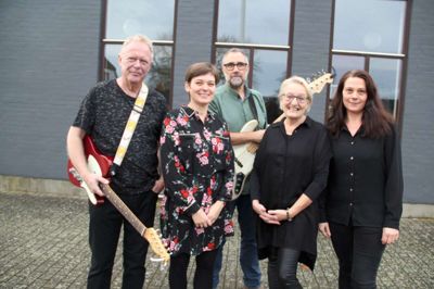 »Et lille Band« - fra venstre Stig Skovbo, Morten Bødker og Joan Frostr samt søstrene Karina og Heidi Nielsen lige før koncerten i Den gamle Biograf i Engesvang. ?Foto: Rasmus Viuff