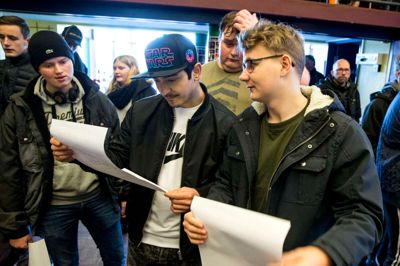 Stemmesedlen ligner den rigtige - og den studeres nøje. ?Foto: Tom Laursen