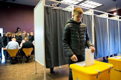 Ungdomsvalg:
Ikast Avis afvikler et ungdomsvalg med rigtige stemmebokse, valgtilforordnede mm. (Laila og Steen er til stede).
Bakkehuset, Ikast.