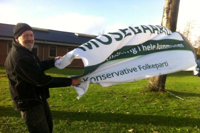 Gerda Abildgaard og Niels Clausen fandt dette ødelagte banner på Thomas Poulsens alle forleden. ?Foto: Privat