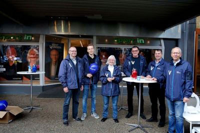 Og her er beviset for, at Vibeke Birk IKKE er konservativ. Fotograferet foran Venstres valgbutik i Ikast. Fra venstre er det Gert Bækgaard, Thomas Østergaard, Vibeke Birk, Palle Høj, Ibn Lauritsen og Bent Thomsen
