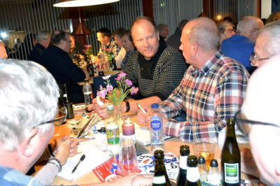 Der var trangt i cafeteriaet i Nørre Snede, hvor der var mange fremmødte til biksemad og politik ?foto: laila kempel