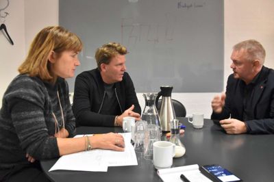 Kaffesnak på DK Company - med direktør Jens Poulsen i midten omgivet af Annette Mosegaard (K) og Frank H. Sørensen (S) ?Foto: STeen Hebsgaard