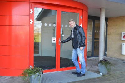 Rasmus Overby har gennem mange år haft sin faste gang i Bording Hallen. I starten gik han til fodbold og håndbold, men nu spiller han tennis sammen med en kammerat fra Engesvang. ?Foto: Flemming Thulstrup