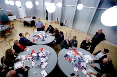 Speeddatingen blev aflyst. i stedet blev bordene rykket sammen, så kandidaterne og de få fremmødte borgere kunne have én samlet debat. Foto: henrik Ole Jensen