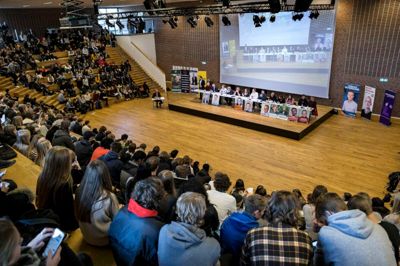 Der var godt fyldt op i Quben på Ikast-Brande Gymnasium, da kandidaterne fra de ni opstillingsparate partier holdt valgmøde. Foto: Tom Laursen