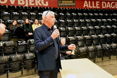 Brian Bøge ringer med klokken og erklærer valget for åbent