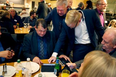 Ib Lauritsen, Frank Sørensen og Simon Vanggaard studerer tallene Foto; TOm Laursen