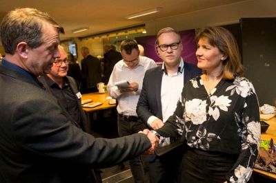Der hilses på hinanden efter alle aftaler er på plads. Foto: Tom Laursen