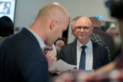 Debutanten Carsten Kissmeyer (V) formåede at samle næstflest stemmer ved tirsdagens regionsrådsvalg. Kun den ny regionsformand, der her ses til venstre, Anders Kühnau (S), fik flere krydser. Foto: Rune Borre-Jensen, Region Midtjylland