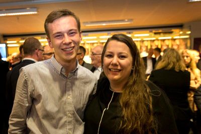 Anne Ravn Bach, (S) og Thomas Østergaard, (V) vandede begge høns, da de blev klar over, at de er en del af Ikast-Brandes nye 23 mand store byråd ?foto: TOm Laursen