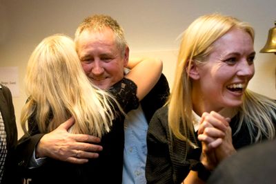 Lars Lyhne fra Brande lykønskes af døtrene Josefine og Rikke. ?Foto: Tom Laursen