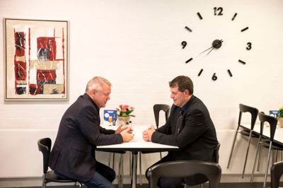 Frank H. Sørensen og Ib Lauritsen i fortrolig snak - om kartofler? Foto: Tom Laursen