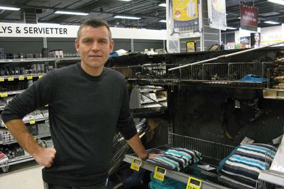 Varehuschef Henrik Smed ved hylderne med håndklæder, hvor branden begyndte. ? Foto: Kim Kristensen