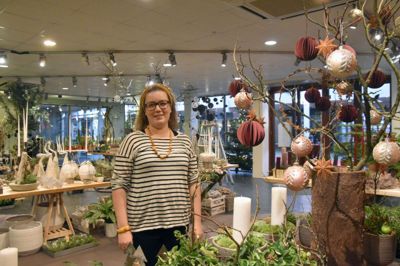 Solveig Laursen er blevet så glad for pop up-butikken på den anden side af gaden, at hun nu flytter. ? Foto: Steen Hebsgaard