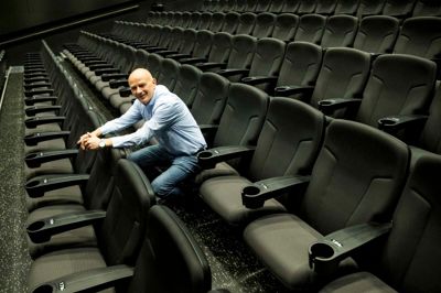 Bjarne Raabjerg afprøver de nye stole i Ikast Bio. ?Foto: Tom Laursen