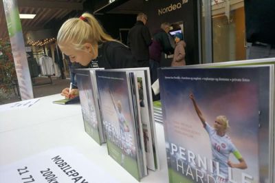 Pernille Harder havde travlt med at skrive autografer. Foto: Aske Visser Ottosen